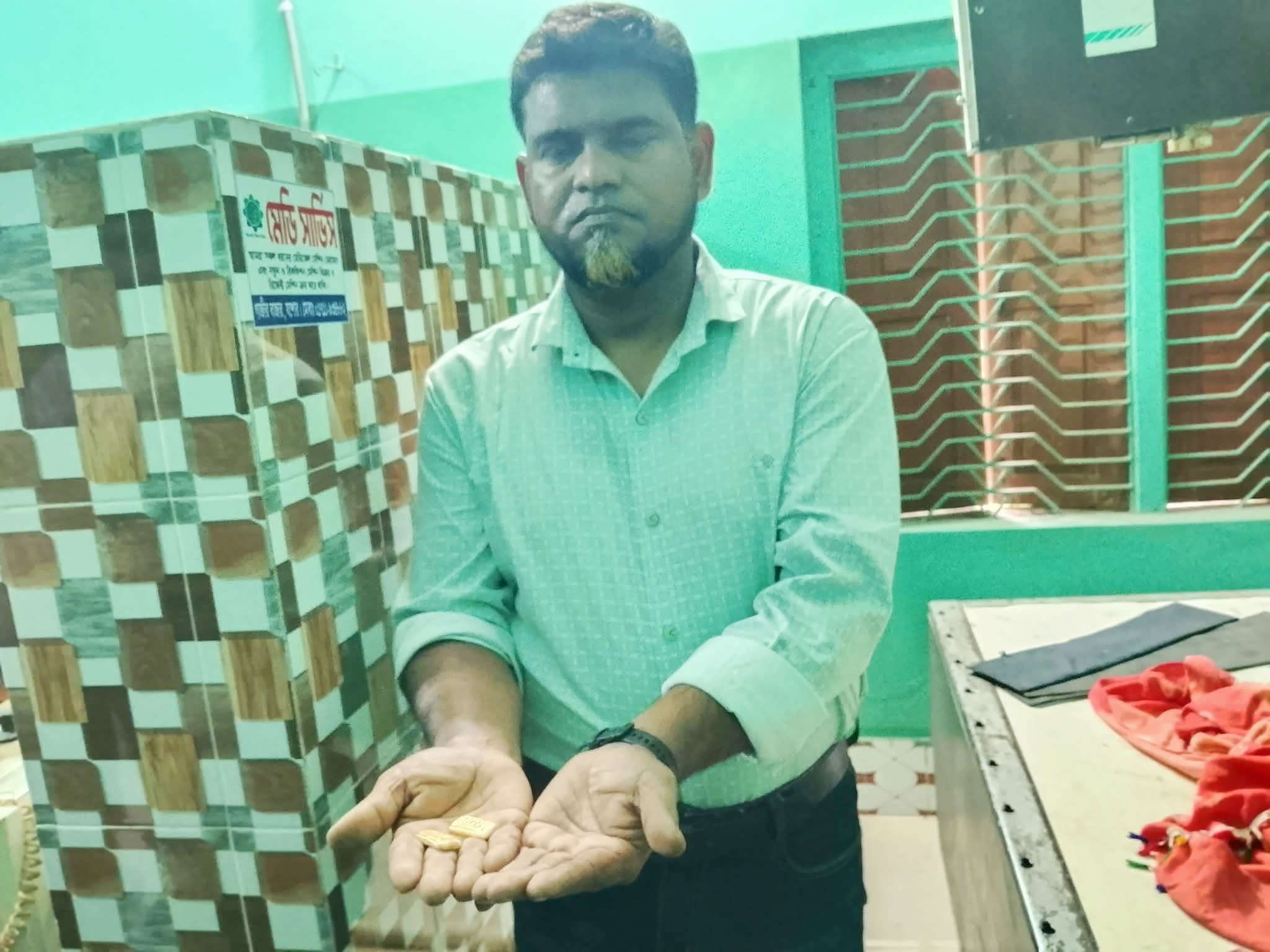 ভারত পাচারকালে বেনাপোল ইমিগ্রেশনে স্বর্ণেবারসহ পাসপোর্টযাত্রী আটক