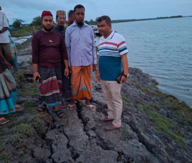 খোলপেটুয়া নদীর বেড়িবাঁধে ধস, সংস্কারকাজ শুরু