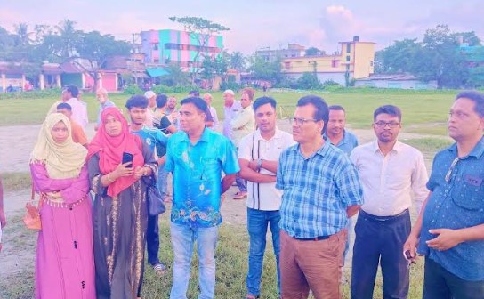 পাটকেলঘাটা ফুটবল মাঠ পরিদর্শন করলেন জেলা পরিষদের প্রশাসক হাবিবুল ইসলাম