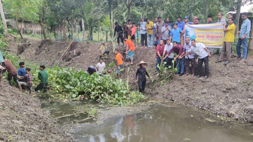 কলারোয়ায় জলাবদ্ধতা দূরীকরণে খালের কচুরিপানা পরিষ্কার কার্যক্রমের উদ্বোধন