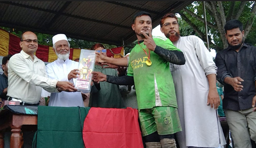 বাগআঁচড়ায় ৮ দলীয় ফুটবল খেলায় টেংরা একাদশ চ্যাম্পিয়ন