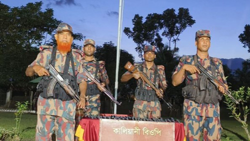 সাতক্ষীরা সীমান্তে বিজিবির অভিযানে প্রায় ছাব্বিশ লক্ষ টাকার মাদক ও চোরাচালানী মালামাল আটক