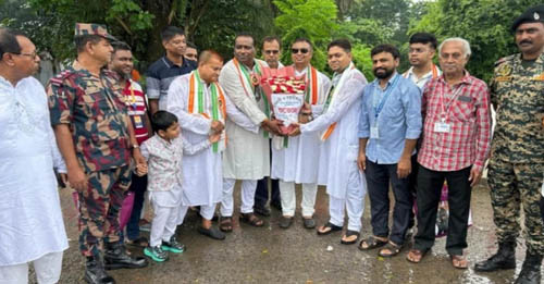 ভোমরায় বিজিবি-বিএসএফ-ব্যবসায়ীদের মিষ্টি ও ফুল দিয়ে শুভেচ্ছা বিনিময়