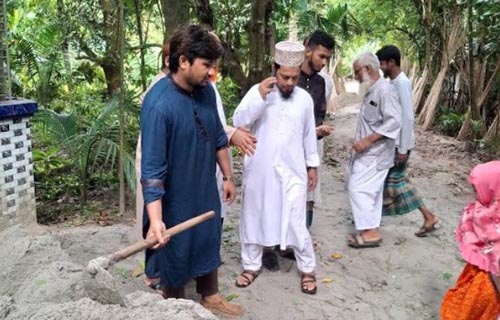 মণিরামপুরে নিজস্ব অর্থায়নে রাস্তা সংস্কার করলেন চেয়ারম্যান প্রার্থী