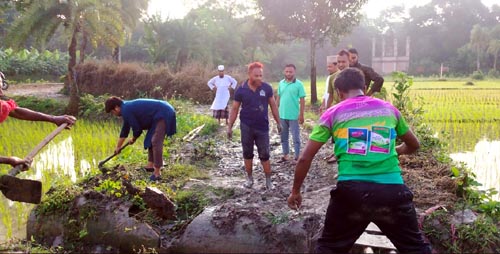 প্রতিশ্রুতি বাস্তবায়নে নিমতলা–কন্দর্পপুর সড়কে কালভার্ট স্থাপন