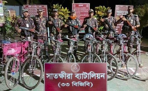 সাতক্ষীরায় বিজিবির অভিযানে ৯টি বাইসাইকেলসহ এগারো লক্ষাধিক টাকার মালামাল আটক