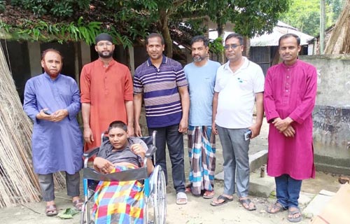 তালায় প্রতিবন্ধী শিশুকে হুইলচেয়ার প্রদান