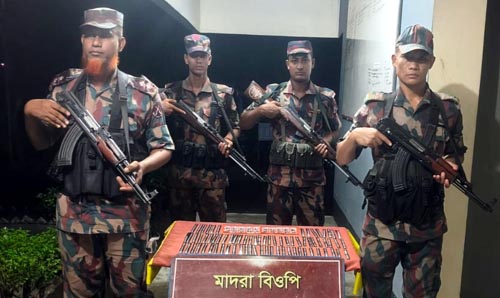 সাতক্ষীরা সীমান্তে বিজিবির অভিযানে প্রায় নয় লক্ষ টাকার চোরাচালনী মালামাল আটক