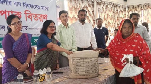 কয়রায় বাঘ বিধবা নারীদের মাঝে জেলা প্রশাসকের ফুড প্যাক বিতরণ