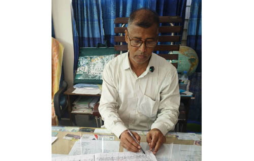 ৩২ বছরের শিক্ষকতা শেষে নিভৃতে অবসরে কলারোয়ার প্রধান শিক্ষক মুজিবুর রহমান
