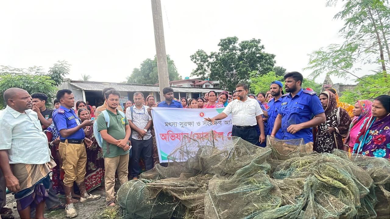 শ্যামনগরে ৩২টি জব্দকৃত চায়না দুয়ারি জাল পুড়িয়ে ধ্বংস