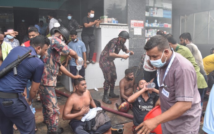 সাতক্ষীরা ব্লিস হাসপাতালে আগুন: ধোঁয়ায় আচ্ছন্ন পুরো ভবন