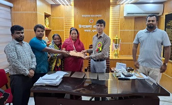 কয়রায় অগ্নিকান্ডে ক্ষতিগ্রস্ত ৩ পরিবার পেল সহায়তা