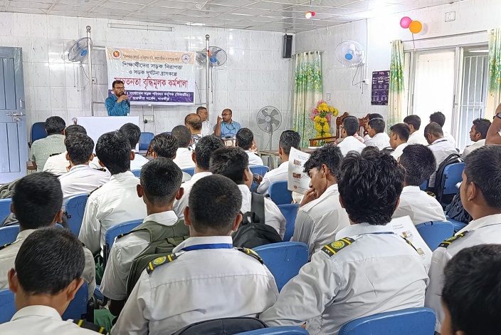 সাতক্ষীরা সরকারি উচ্চ বিদ্যালয়ে সড়ক নিরাপত্তা কর্মশালা