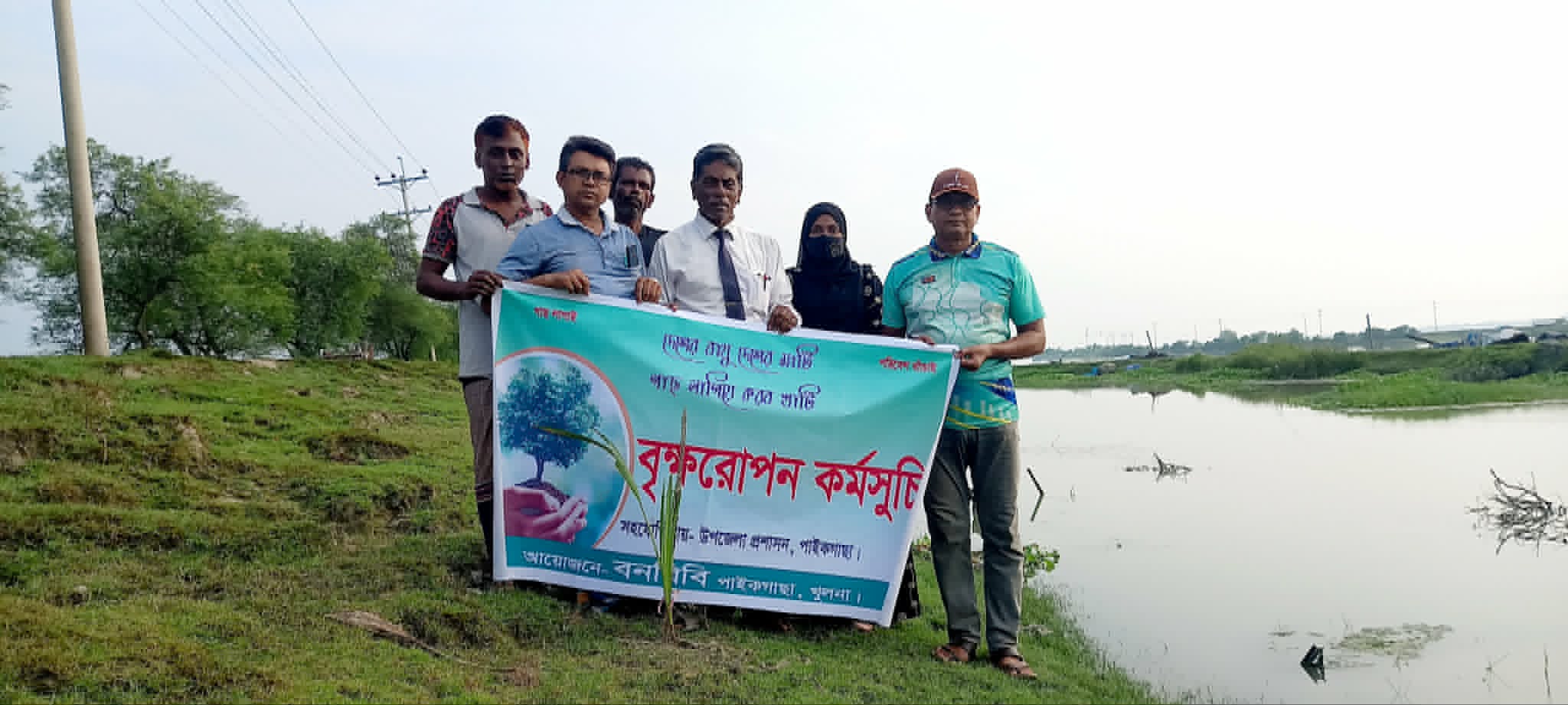 পাইকগাছায় কপোতাক্ষ নদের বাঁধে তালের চারা ও বীজ রোপণ