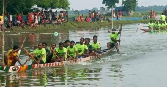 আশাশুনির কাদাকাটিতে ঐতিহ্যবাহী নৌকা বাইচ