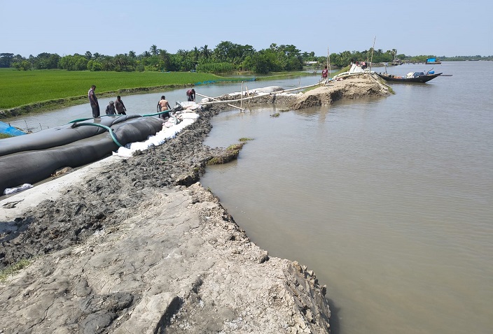 আশাশুনির প্রতাপনগরে বেড়িবাঁধে ধস, রক্ষায় যৌথ প্রচেষ্টা