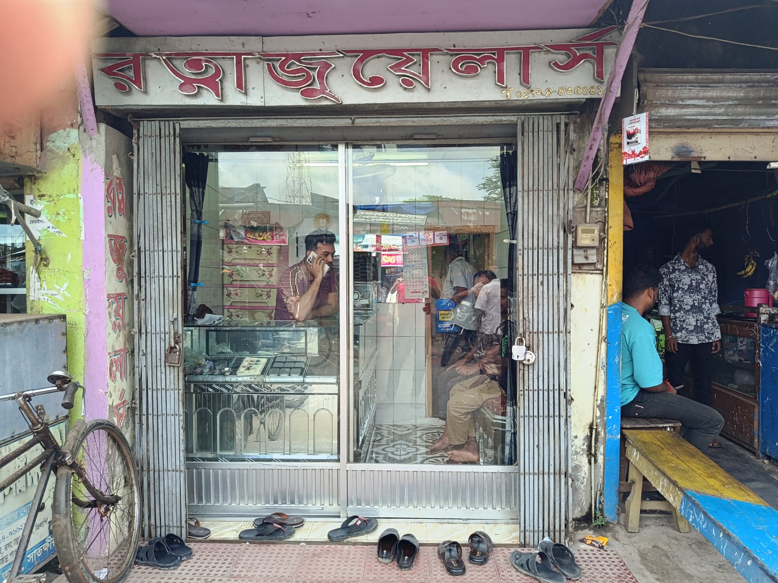 তালায় রত্না জুয়েলার্সে দুঃসাহসিক চুরি, খোয়া গেছে ২৩ লাখ টাকার গহনা