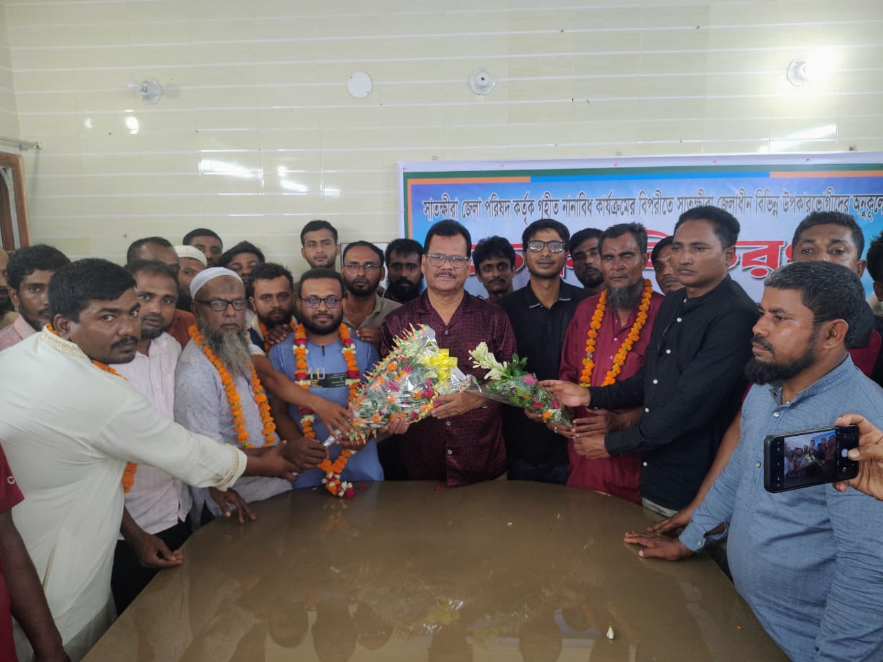 জামায়াত ছেড়ে বিএনপিতে যোগ দেওয়া ৫৫কর্মীকে শুভেচ্ছা জানালেন জেলা পরিষদ প্রশাসক