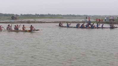 পাইকগাছায় বিশ্বকর্মা পূজা উপলক্ষে নৌকা বাইচ