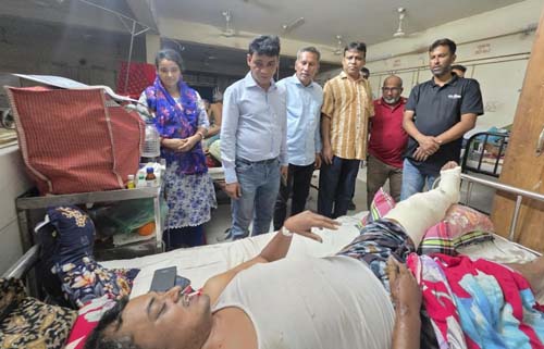সড়ক দুর্ঘটনায় আহত সাংবাদিক রিংটন মন্ডলকে দেখতে হাসপাতালে এমইউজে নেতৃবৃন্দ