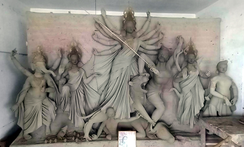 শারদীয় দুর্গাপূজার প্রতিমা তৈরিতে ব্যস্ত শিল্পীরা