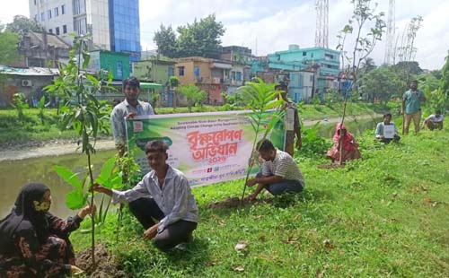সাতক্ষীরায় পরিবেশ রক্ষায় ও টিআরএম কার্যক্রমকে গতিশীল করতে যুব পানি কমিটির বৃক্ষরোপণ