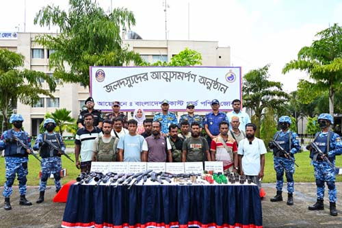 সুন্দরবনের নানাভাই বাহিনীর প্রধানসহ ১২ জনের অস্ত্রসস্ত্রসহ আত্মসমর্পণ