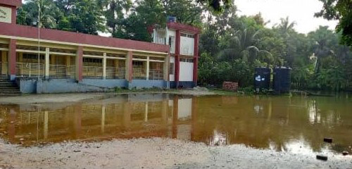 পানিতে তলিয়ে আছে খালিয়া সরকারি প্রাথমিক বিদ্যালয়ের মাঠ