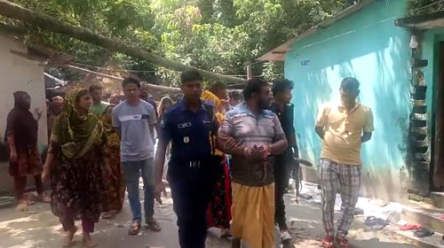 তালায় বাগানের মধ্যে নকল সার ও কীটনাশক কারখানায় র‌্যাবের অভিযান