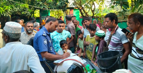 দেবহাটায় চোর সন্দেহে গ্রামবাসীর ধাওয়া, মালামাল ফেলে পালাল দুর্বৃত্তরা, দুই রাউন্ড গুলি!