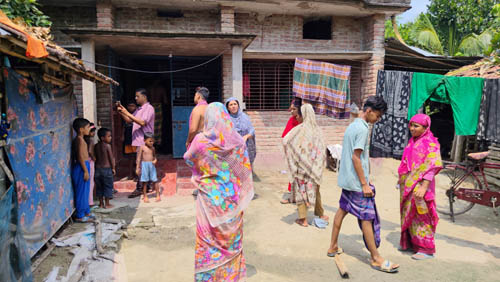 কলারোয়ায় সাবেক ইউপি সদস্য ও বিএনপি নেতার বাড়িতে হামলা ও ভাঙচুর, আহত ৩