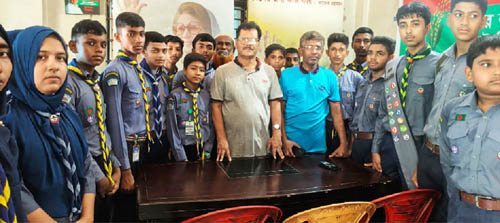 কলারোয়ায় জেলা পরিষদ প্রশাসক সাবেক এমপি হাবিবের সঙ্গে স্কাউট সদস্যদের সৌজন্য সাক্ষাৎ