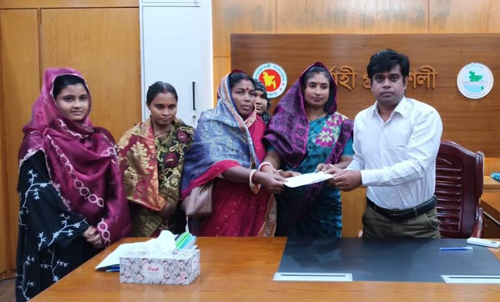 বেড়িবাঁধ সুরক্ষায় সচেতন হচ্ছেন সাতক্ষীরার উপকূলীয় নারীরা