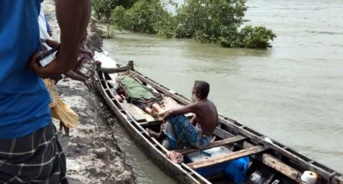 সুন্দরবনের গোলাখালী এলাকায় কেওড়া পাড়তে গিয়ে গাছ থেকে পড়ে শ্রমিকের মৃত্যু