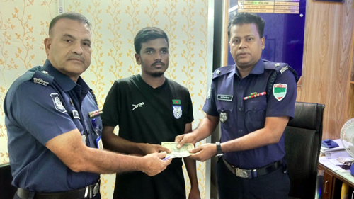 ভুল নম্বরে চলে যাওয়া টাকা উদ্ধার করে মালিককে দিল শ্যামনগর থানা পুলিশ