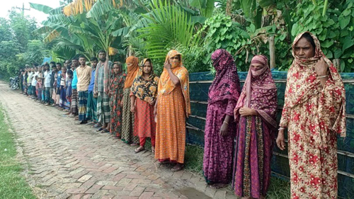 প্রতাপনগরে পিবিআই পরিচয় দিয়ে নারী নির্যাতন ও লুটের অভিযোগ, গ্রামবাসীর মানববন্ধন