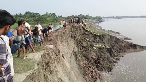 হটাৎ ধ্বসে গেল কুড়িকাহুনিয়ার বেড়িবাঁধ, গ্রাম বাঁচাতে স্থানীয়দের লড়াই