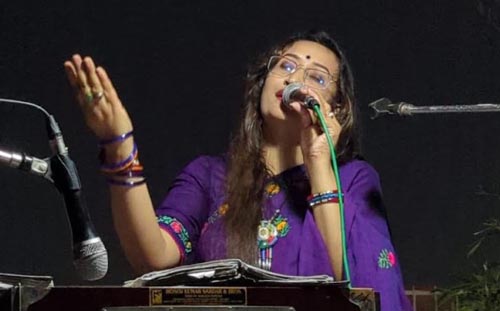 চৈতালী মুখার্জির কণ্ঠে কালজয়ী গানের মূর্ছনা, মুগ্ধ বিশ্বসাহিত্য কেন্দ্র