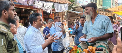কলারোয়া বাজারে ডেঙ্গু সচেতনতায় ইউএনওর প্রচারাভিযান