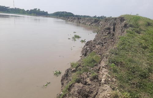 তালায় কপোতাক্ষ নদের বেড়িবাঁধেও ভাঙন, অস্তিত্ব সংকটে জালালপুরের কয়েকটি গ্রাম