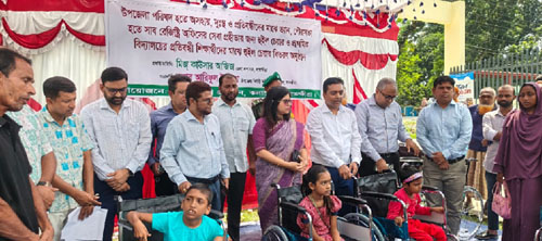 কলারোয়ায় দুস্থ ও প্রতিবন্ধীদের ভ্যান ও হুইলচেয়ার দিলেন জেলা প্রশাসক