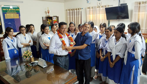 হাইকোর্টের আদেশে নবারুণ উচ্চ বালিকা বিদ্যালয়ে দায়িত্ব নিলেন মালেক গাজী