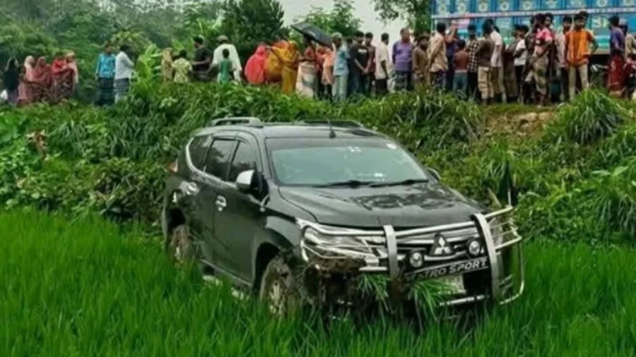 প্রতিবন্ধী নারীকে বাঁচাতে গিয়ে দুর্ঘটনার কবলে প্রতিমন্ত্রীর গাড়ি