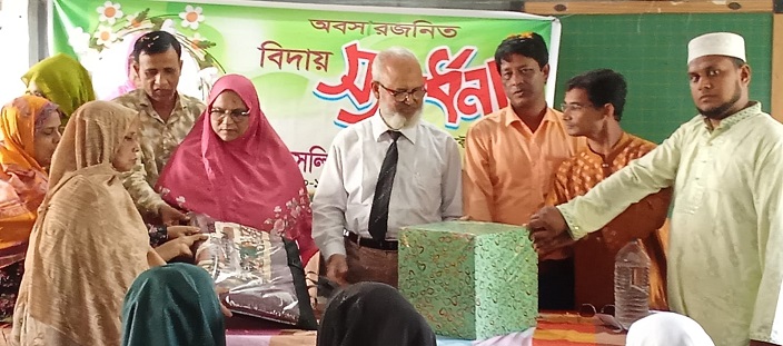শিক্ষক সেলিনা ইয়াসমিনের অশ্রুভেজা বিদায় সংবর্ধনা