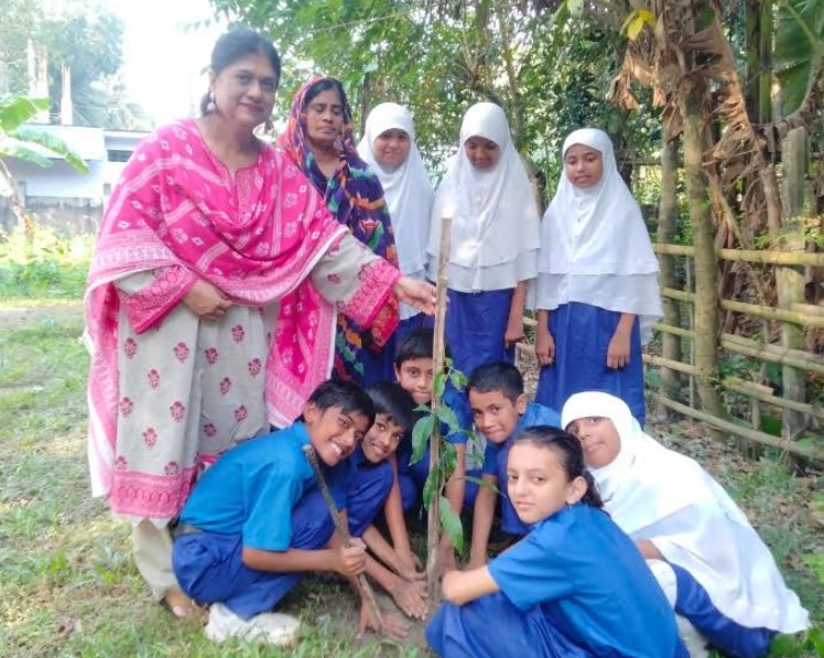 গাছ লাগিয়ে সবুজ বিদ্যালয় গড়ার উদ্যোগ দক্ষিণ কাটিয়ায়