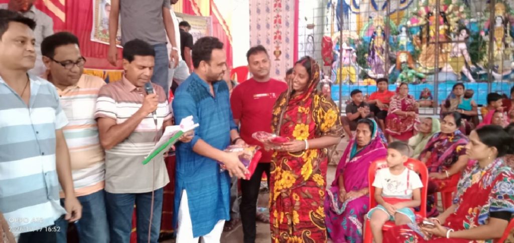 কলারোয়ায় পূজাম-পে অসহায়দের মাঝে বস্ত্র বিতরণ