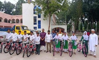 ধুলিহরে ১০ শিক্ষার্থী পেল বাইসাইকেল