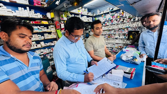 ড্রাগ সুপারের উপস্থিতিতে চার ফার্মেসিকে জরিমানা