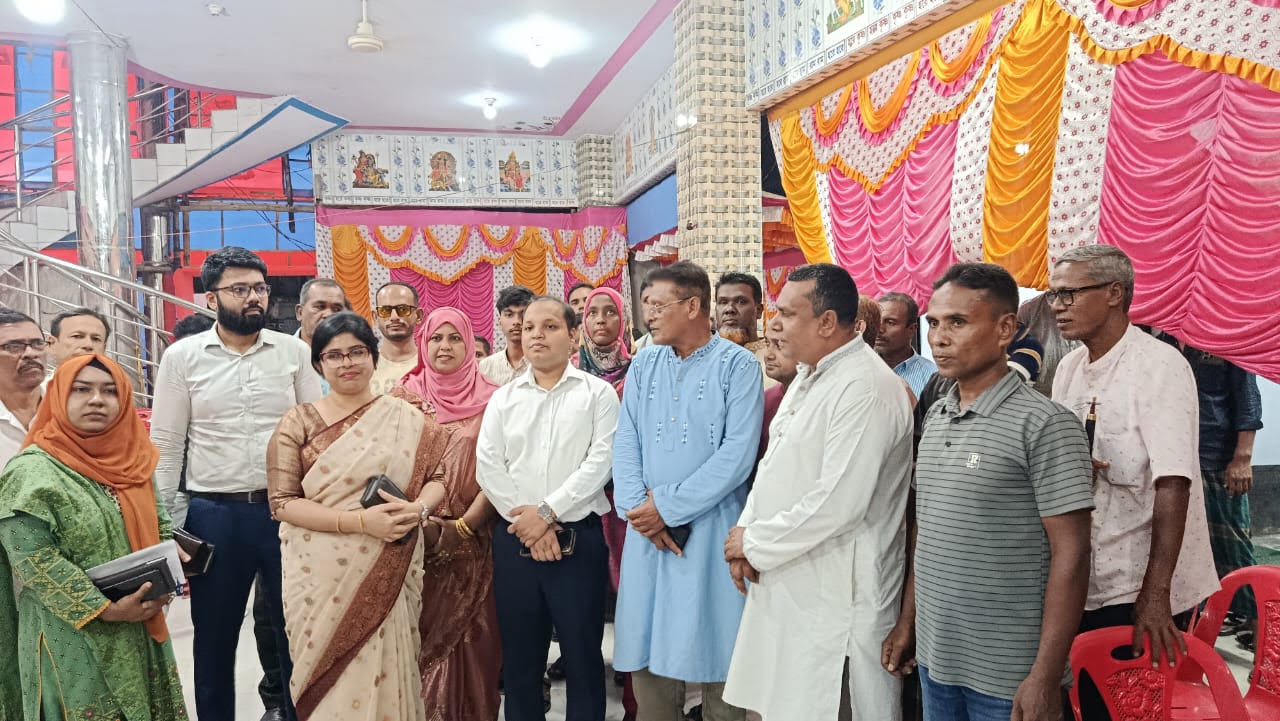 দেবহাটার বিভিন্ন দুর্গাপূজা মন্ডপ পরিদর্শন করেছেন জেলা প্রশাসক কাউসার আজিজ